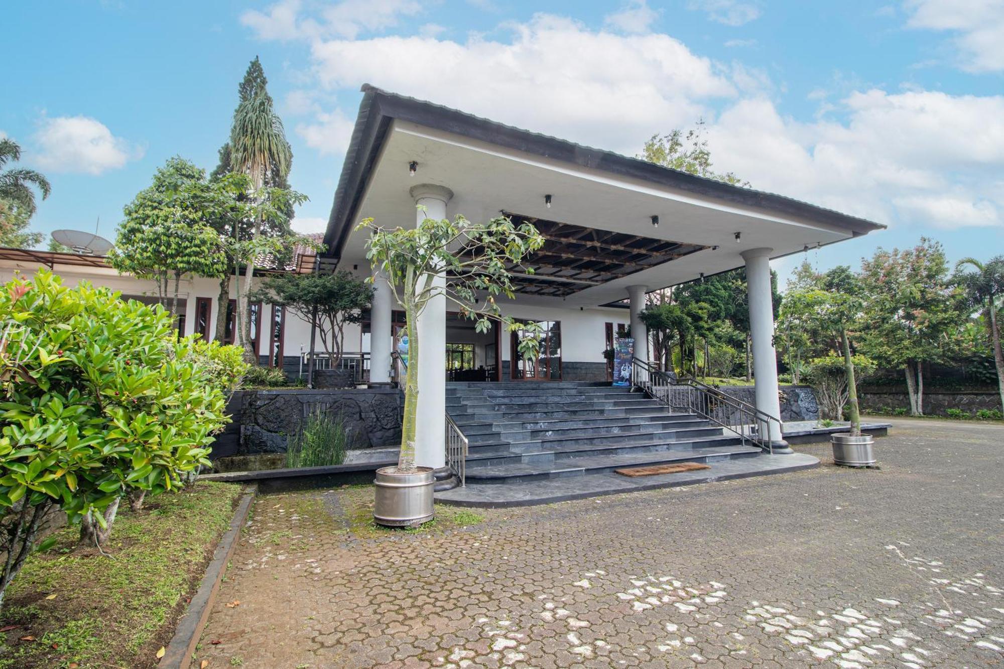 Grand Nirwana Resort Lembang Exterior photo
